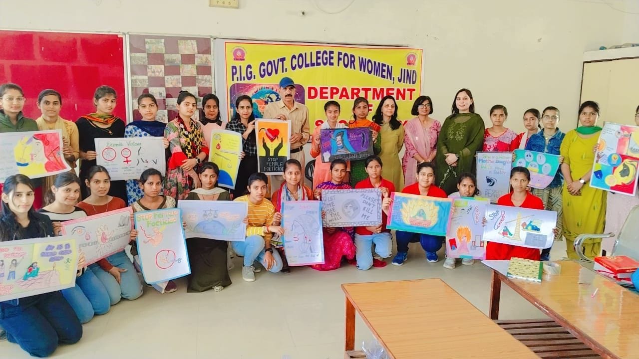 20जेएनडी03: प्रतियोगिता में पोस्टर दिखाती छात्राएं। संस्थान।