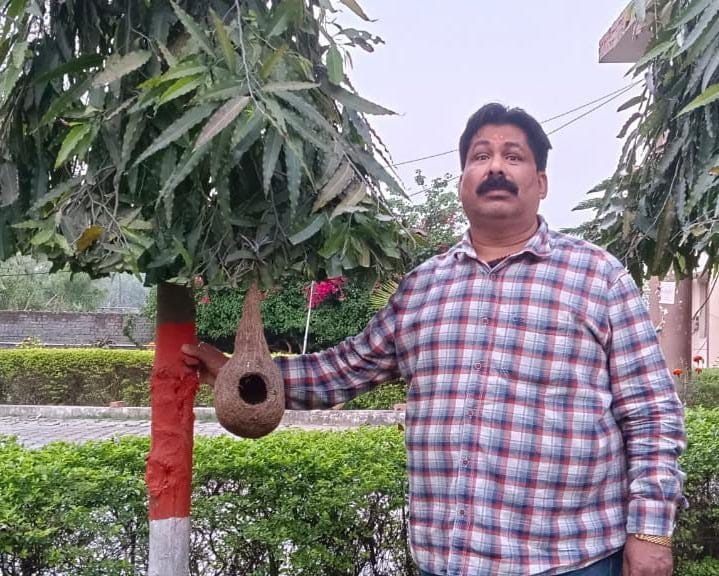 अपने बगीचे में बैठे व्यापारी किशोर गुप्ता। संवाद अपने बगीचे में बैठे व्यापारी किशोर गुप्ता। संवाद