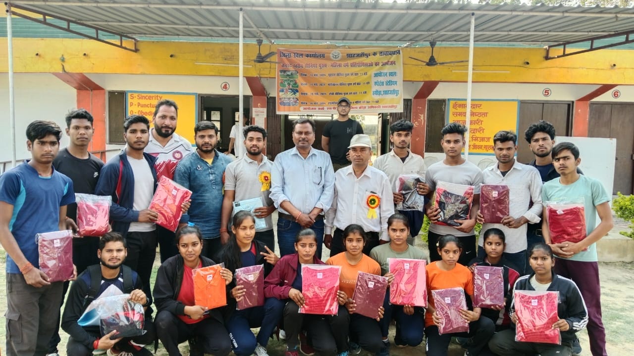 भारोत्तोलन प्रतियोगिता में दमखम दिखता खिलाड़ी। संस्था भारोत्तोलन प्रतियोगिता में दमखम दिखता खिलाड़ी। संस्था