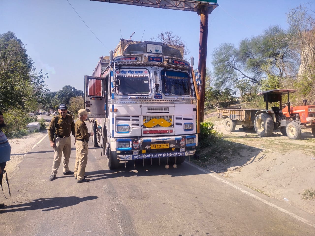 हिमाचल पंजाब सीमा पर बस के अंदर जांच करता पुलिस का जवान। संवाद हिमाचल पंजाब सीमा पर बस के अंदर जांच करता पुलिस का जवान। संवाद