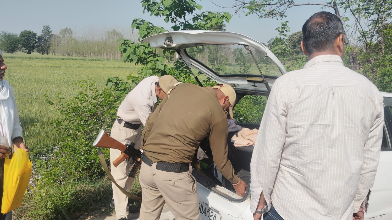 हिमाचल पंजाब सीमा पर बस के अंदर जांच करता पुलिस का जवान। संवाद हिमाचल पंजाब सीमा पर बस के अंदर जांच करता पुलिस का जवान। संवाद