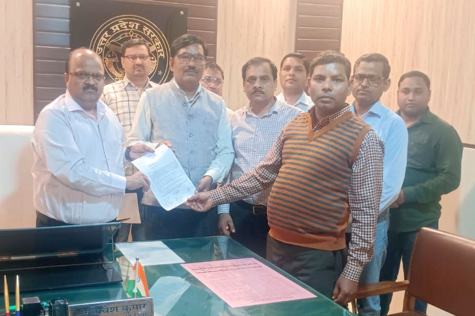 जीआईसी में काली पट्टी बांधकर उत्तर पुस्तिकाओं का मूल्यांकन करते परीक्षक। संवाद जीआईसी में काली पट्टी बांधकर उत्तर पुस्तिकाओं का मूल्यांकन करते परीक्षक। संवाद