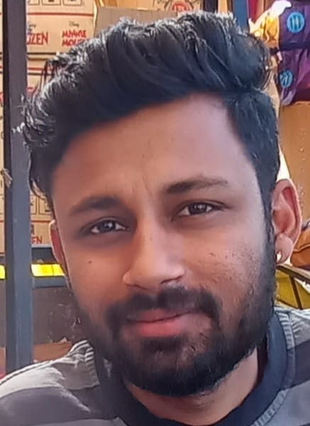 कुरुक्षेत्र। होली पर्व को लेकर दुकान पर खरीदारी करता ग्राहक। संवाद