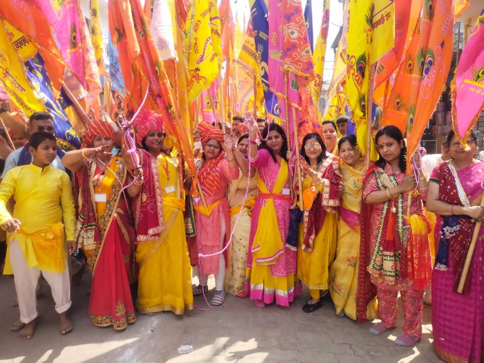 मिहींपुरवा में निकाली गई निशानयात्रा में शामिल श्रद्धालु। मिहींपुरवा में निकाली गई निशानयात्रा में शामिल श्रद्धालु।