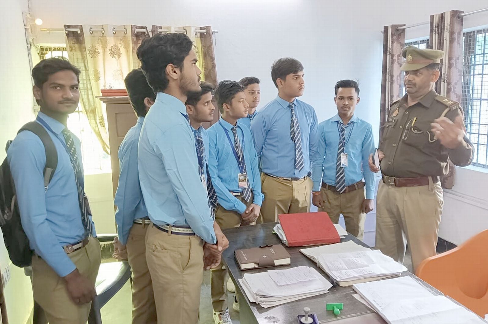 सहसवान कोतवाली में छात्रों को जानकारी देते इंस्पेक्टर सौरभ सिंह। संवाद सहसवान कोतवाली में छात्रों को जानकारी देते इंस्पेक्टर सौरभ सिंह। संवाद