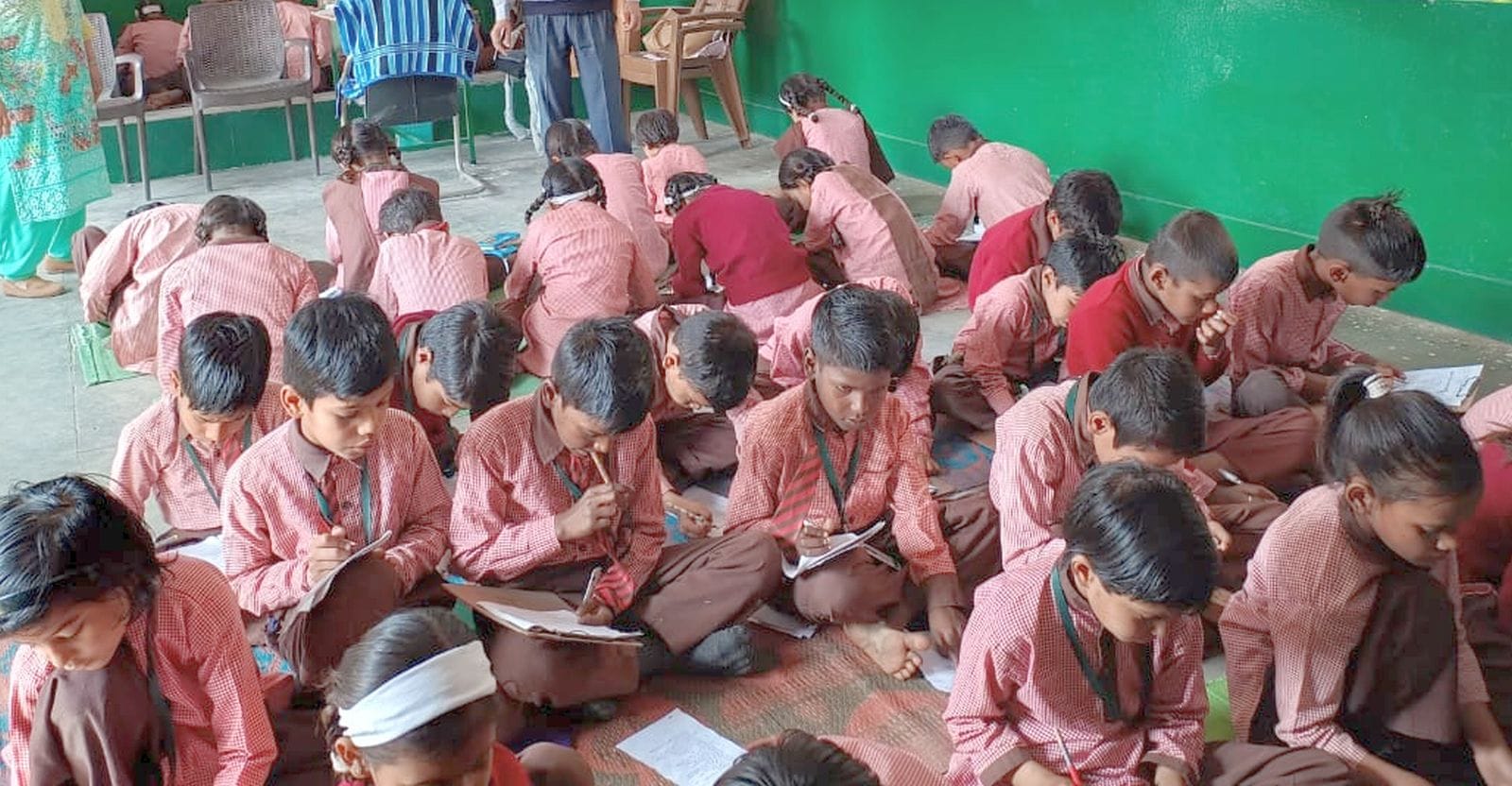 संविलियन विद्यालय दियोहरा शेखपुर में परीक्षा देते बच्चे। संवाद संविलियन विद्यालय दियोहरा शेखपुर में परीक्षा देते बच्चे। संवाद