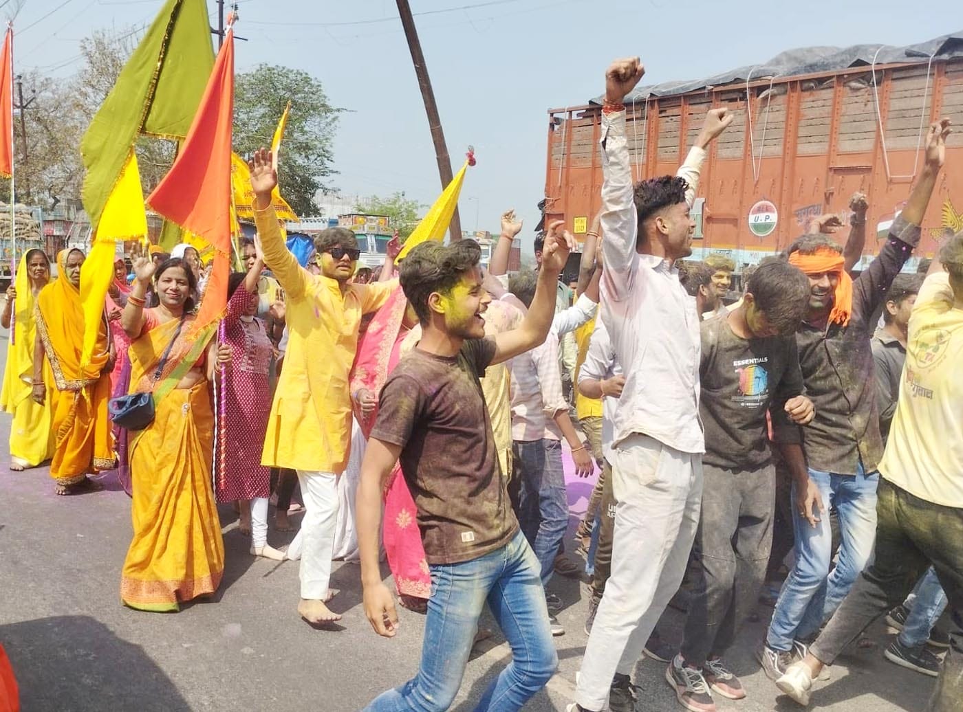 उझानी में खाटू नरेश श्याम बाबा के मंदिर में जुटे भक्त। संवाद उझानी में खाटू नरेश श्याम बाबा के मंदिर में जुटे भक्त। संवाद