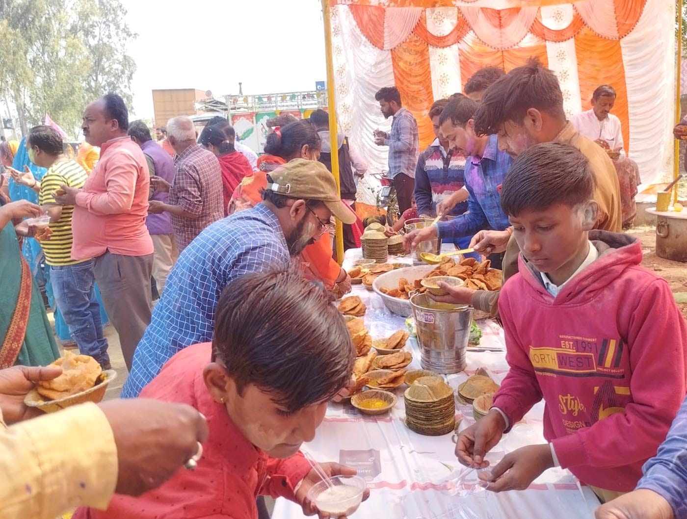 उझानी में खाटू नरेश श्याम बाबा के मंदिर में जुटे भक्त। संवाद उझानी में खाटू नरेश श्याम बाबा के मंदिर में जुटे भक्त। संवाद