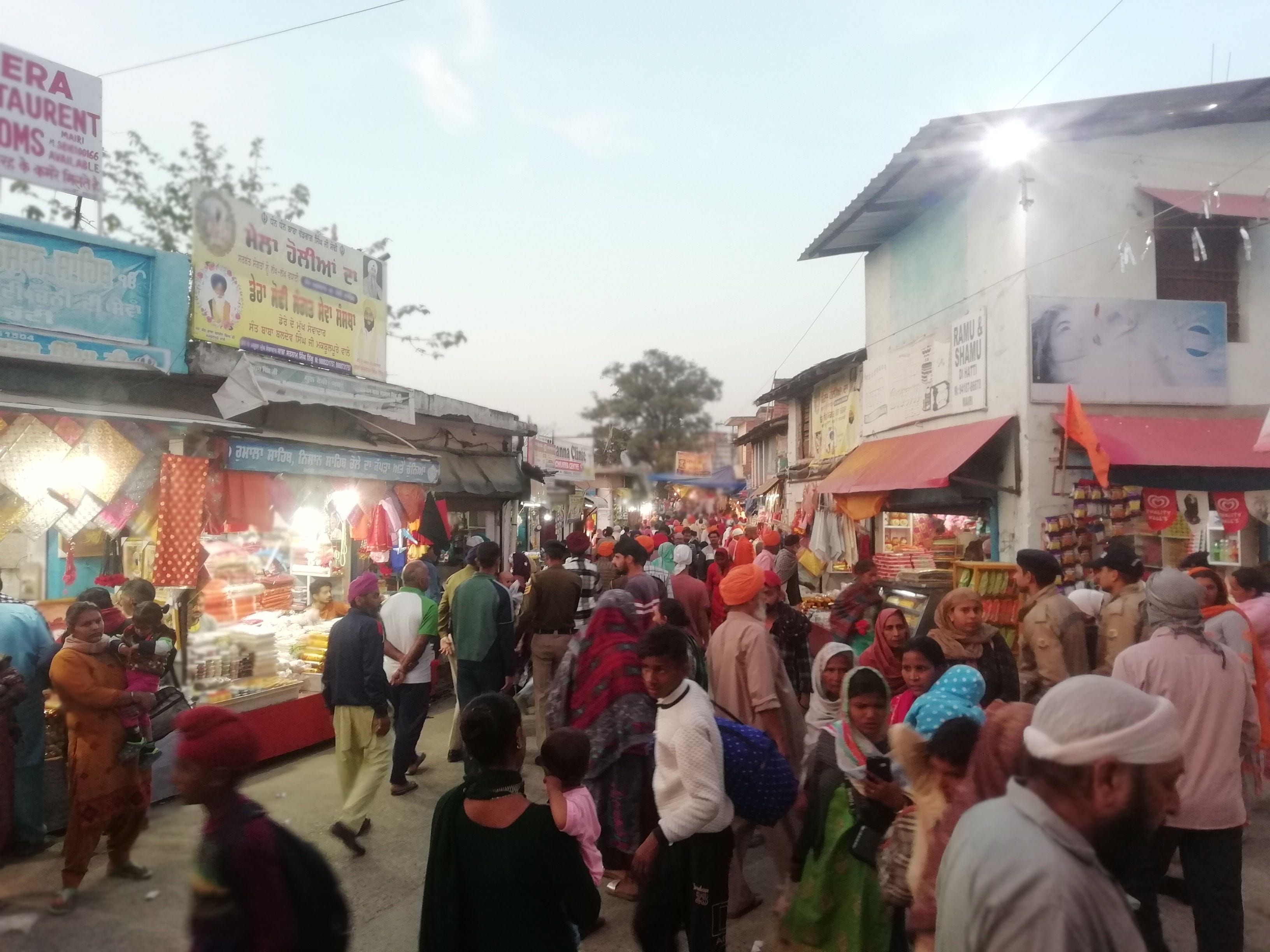 ऊना मालवाहक वाहनों में सफर कर यात्री।संवाद