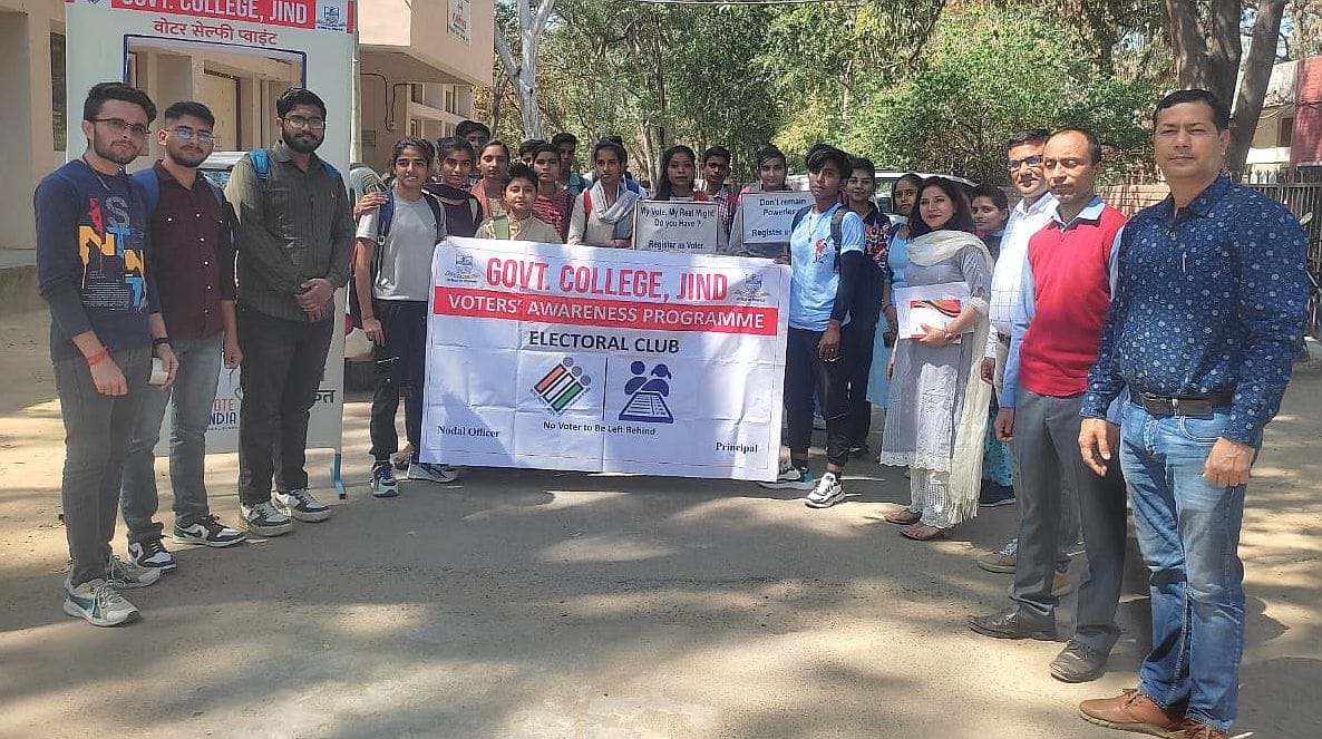 20जेएनडी02: राजकीय कॉलेज में मतदाता जागरूकता रैली निकालते हुए छात्र। संवाद