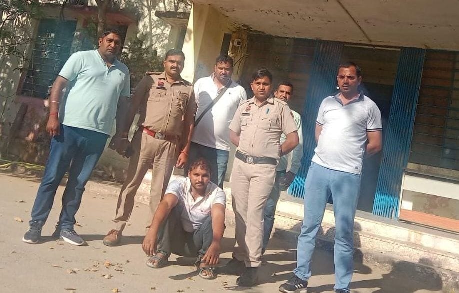 20जेएनडी18: पुलिस गिरफ्त में पकड़ा गया आरोपी। स्रोत पुलिस। 20जेएनडी18: पुलिस गिरफ्त में पकड़ा गया आरोपी। स्रोत पुलिस।