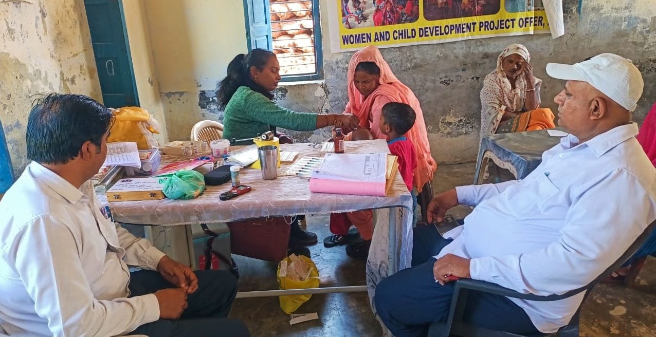 20जेएनडी21: रायचंदवाला गांव में टीकाकरण करती स्वास्थ्य विभाग की टीम। संवाद