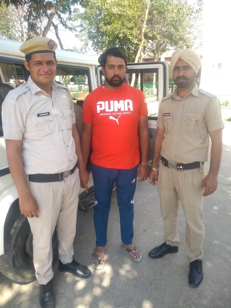 20जेएनडी22: पुलिस गिरफ्त में पकड़ा गया आरोपी। स्रोत पुलिस।