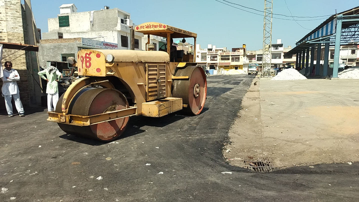 20जेएनडी25: फसल के सीजन को देखते हुए कपास मंडी में चल रहा रिपेयर का काम। संवाद 20जेएनडी25: फसल के सीजन को देखते हुए कपास मंडी में चल रहा रिपेयर का काम। संवाद