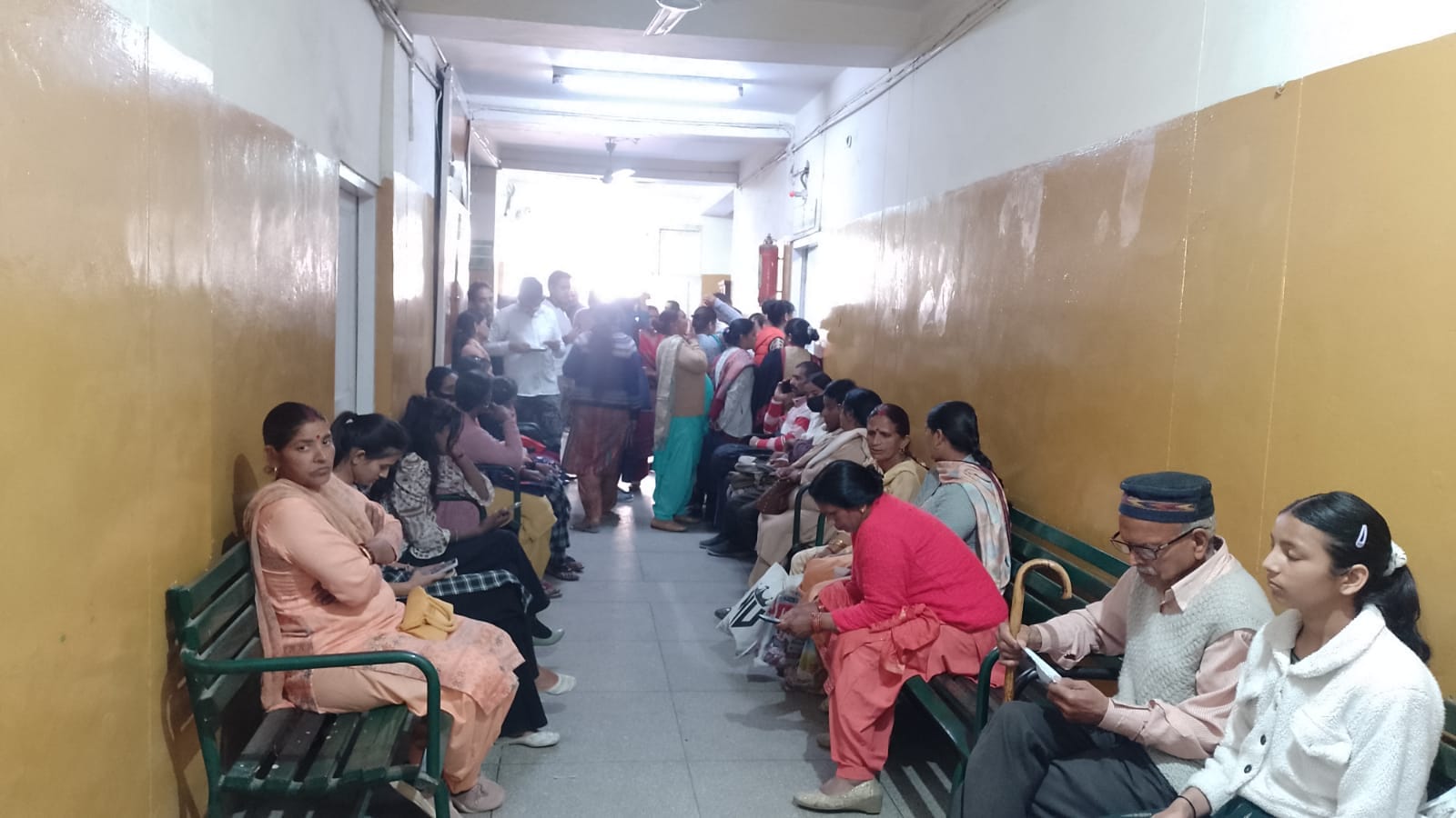 जोनल अस्पताल मंडी में सरकारी लैब के बाहर एक्स रे सुविधा लेने के लिए उमड़ी मरीजों की भीड़। संवाद