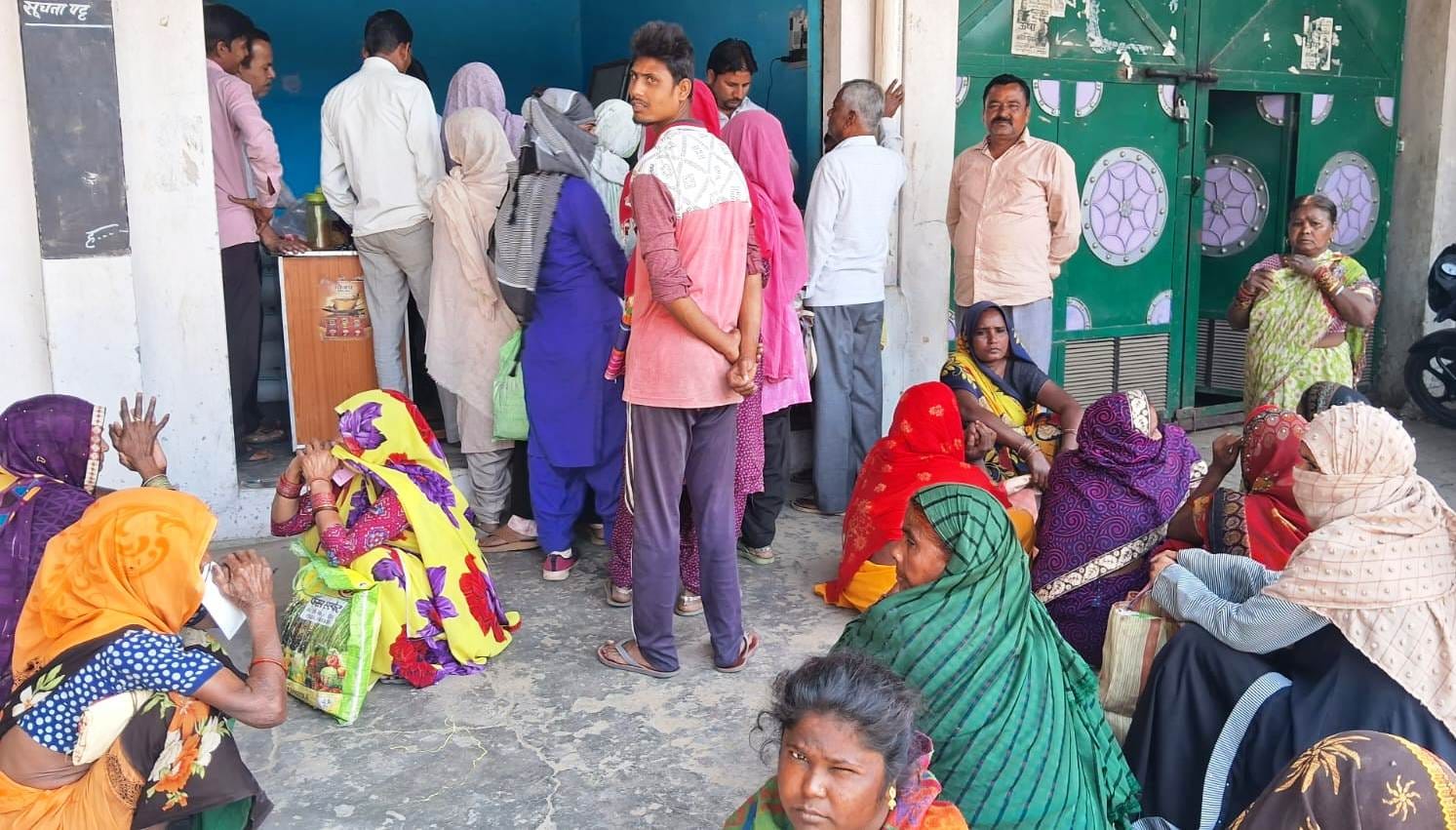 कोटेदार की दुकान पर रखी ई-वेइंग मशीन कोटेदार की दुकान पर रखी ई-वेइंग मशीन