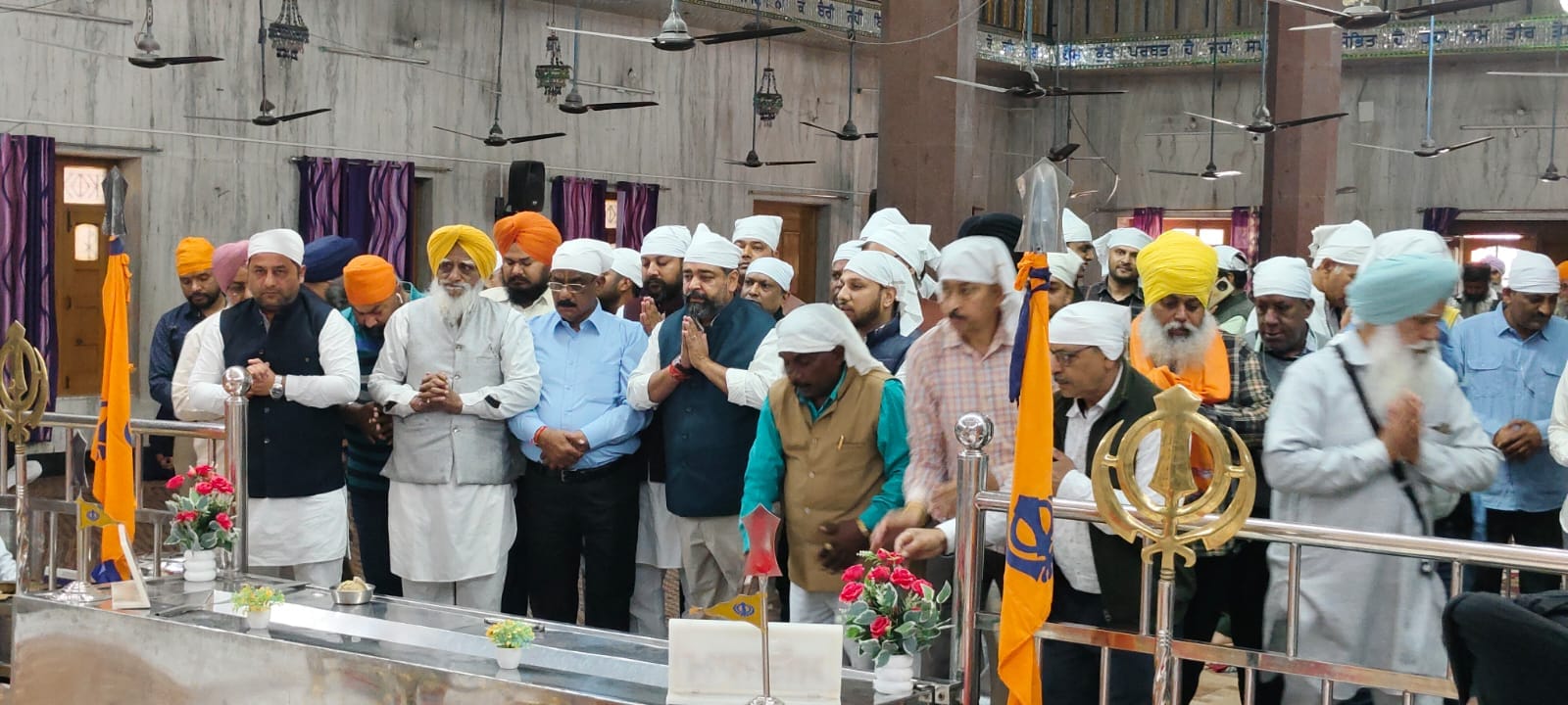 शास्त्री कॉलोनी स्थित आवास पर पूर्व गृहमंत्री से गले मिल आशीर्वाद लेते नवनिर्वाचित मंत्री असीम