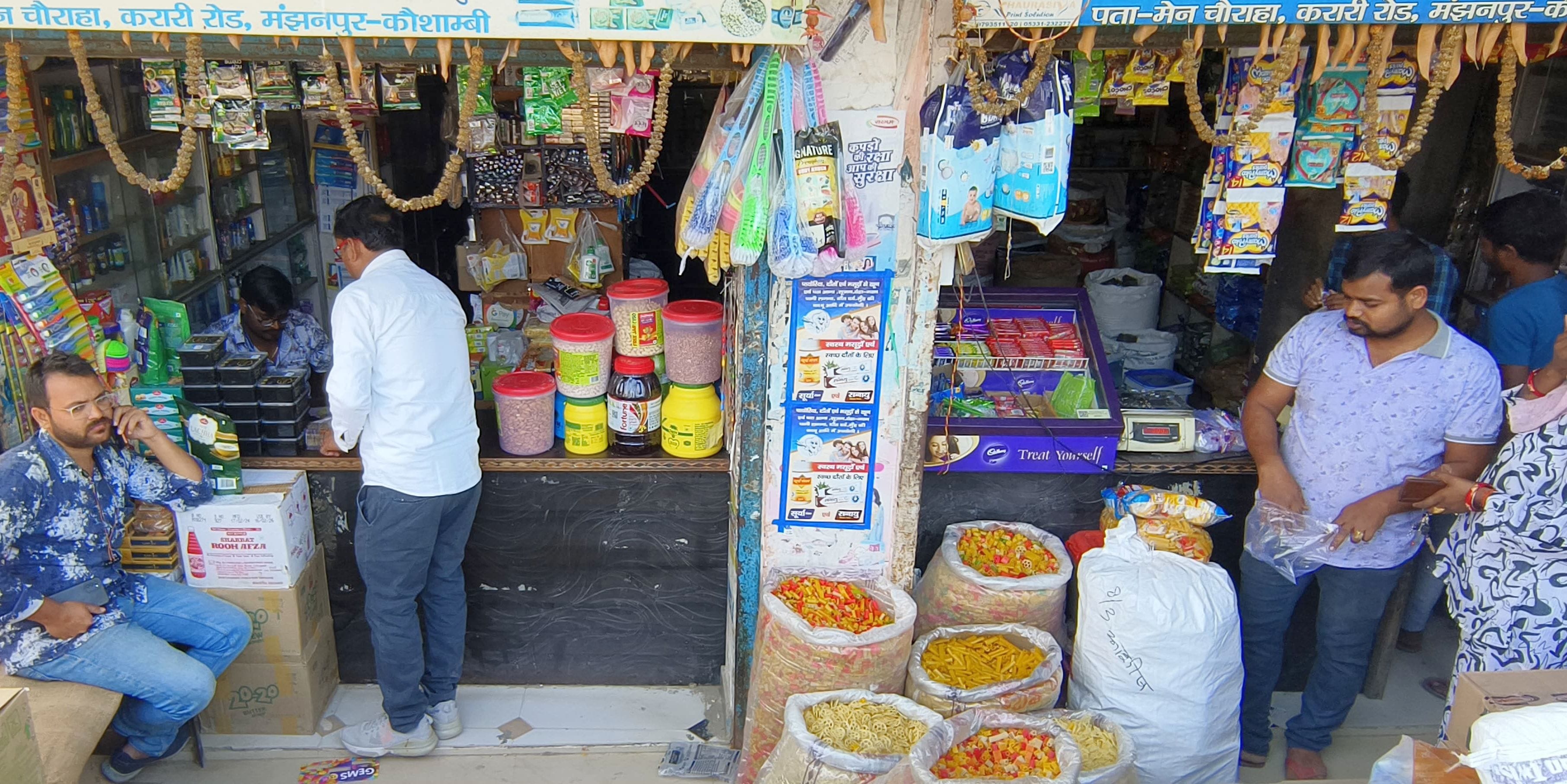 भरवारी स्थित मिठाई की दुकान में रखी गुझिया।     संवाद