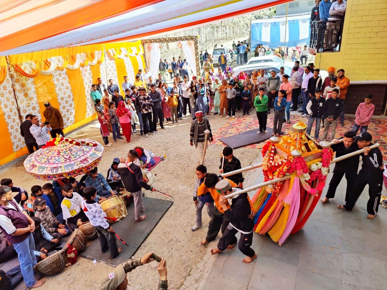 दाड़लाघाट में आयोजित देवों की देव जात्रा में पहुंचे  देवता गण। संवाद
