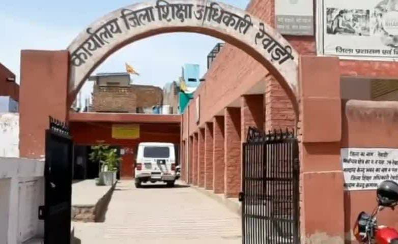 रेवाड़ी। लुखी स्थित राजकीय वरिष्ठ माध्यमिक विद्यालय में दाखिला के लिए बच्चों को लेकर पहुंचे अभि रेवाड़ी। लुखी स्थित राजकीय वरिष्ठ माध्यमिक विद्यालय में दाखिला के लिए बच्चों को लेकर पहुंचे अभि
