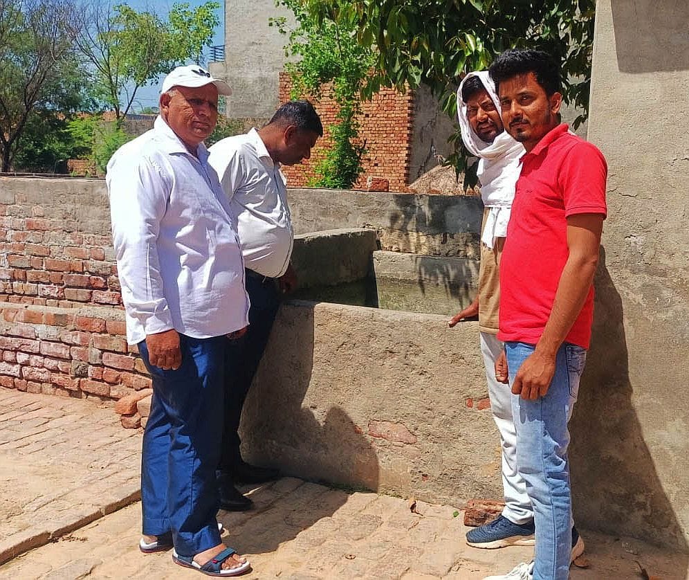 02जेएनडी06: नगूरां गांव में होदी में लार्वा की जांच करते स्वास्थ्य विभाग के कर्मचारी। संवाद 02जेएनडी06: नगूरां गांव में होदी में लार्वा की जांच करते स्वास्थ्य विभाग के कर्मचारी। संवाद