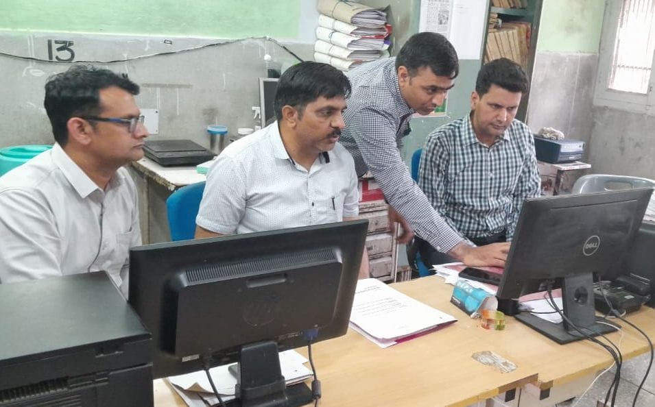 02जेएनडी18 : नागरिक अस्पताल में रिकार्ड खंगालते सीएम फ्लाइंग के अधिकारी। संवाद 02जेएनडी18 : नागरिक अस्पताल में रिकार्ड खंगालते सीएम फ्लाइंग के अधिकारी। संवाद