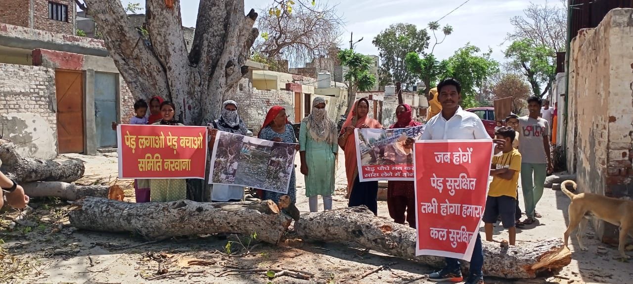 02जेएनडी27-रेलवे स्टेशन पर काटे गए पेड़ों के विरोध में प्रदर्शन करते रेलवे कॉलोनी के लोग। संवाद 02जेएनडी27-रेलवे स्टेशन पर काटे गए पेड़ों के विरोध में प्रदर्शन करते रेलवे कॉलोनी के लोग। संवाद