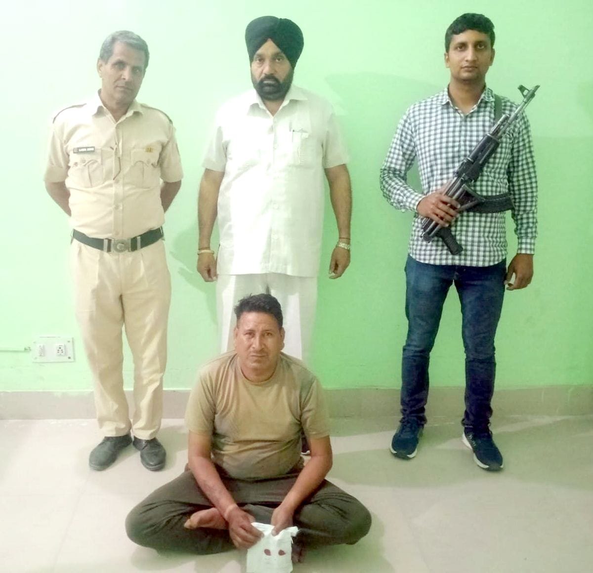 02जेएनडी30: पुलिस गिरफ्त में पकड़ा गया आरोपी। स्रोत पुलिस प्रशासन