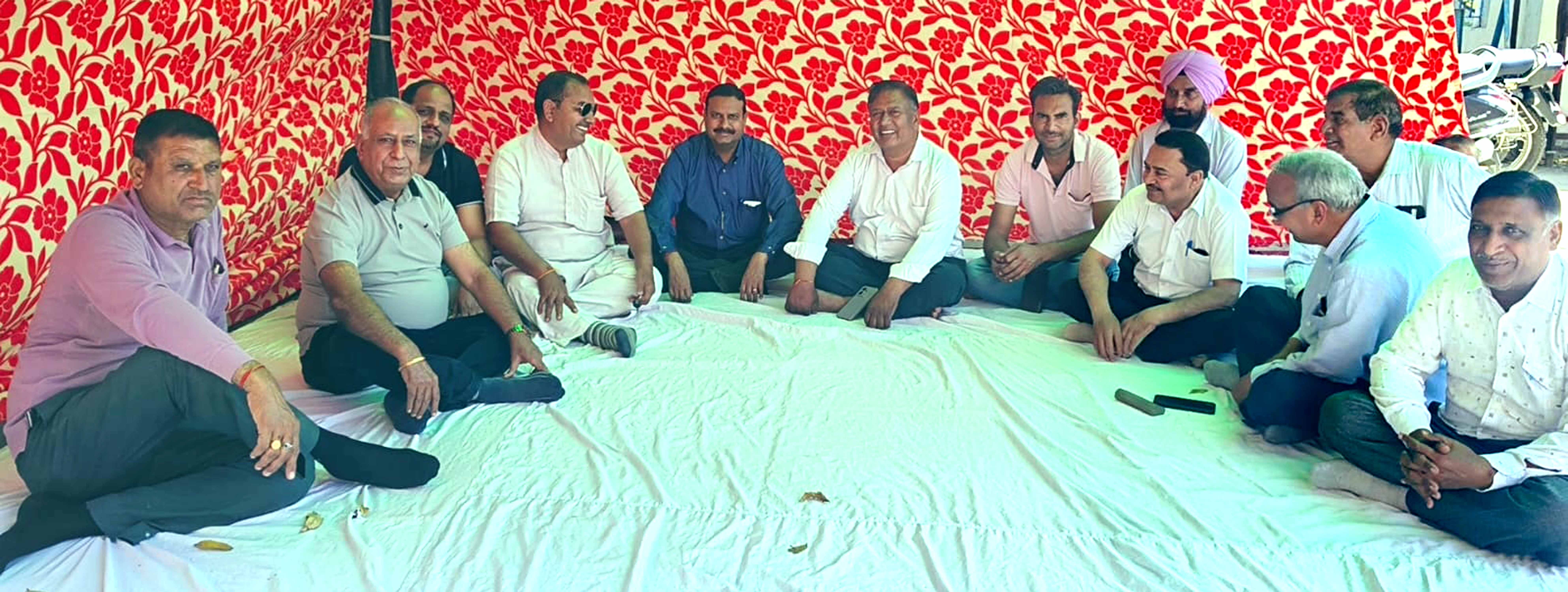 एसडीएम अंबाला छावनी सतिंद्र सिवाच ने मंगलवार को गेहूं खरीद कार्य के चलते अनाज मंडी अंबाला छावनी