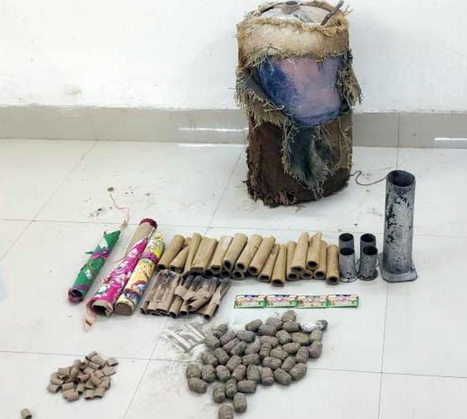इस्लामनगर में मकान के मलबे से पटाखों के अवशेष निकालते बच्चे। संवाद