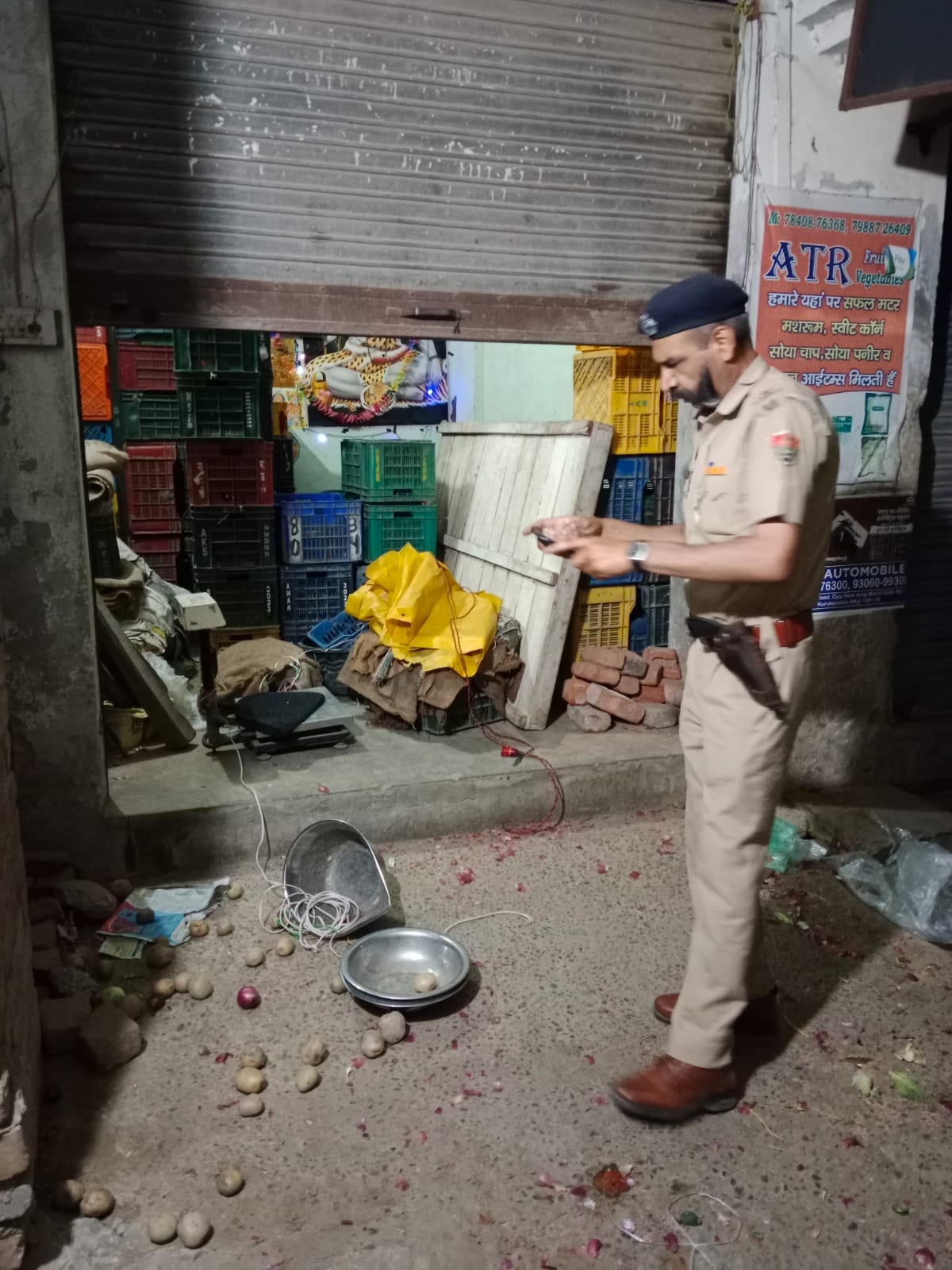 कुरुक्षेत्र। चोरो द्वारा तोड़ा दुकान का कुंडा। संवाद