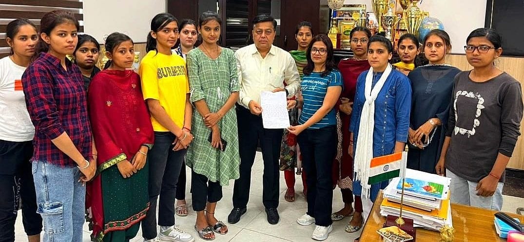 03जेएनडी02: वीसी डॉ. रणपाल सिंह को ज्ञापन सौंपते हुए इनसो कार्यकर्ता। स्रोत संगठन 03जेएनडी02: वीसी डॉ. रणपाल सिंह को ज्ञापन सौंपते हुए इनसो कार्यकर्ता। स्रोत संगठन