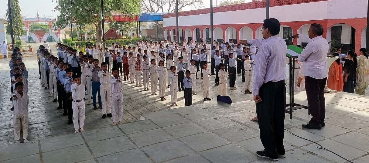 03जेएनडी03: मतदान के लिए छात्रों को शपथ दिलाते हुए। संवाद
