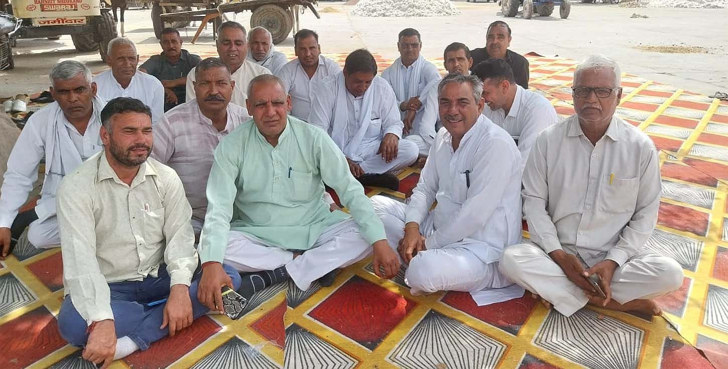 03जेएनडी06: उचाना पुरानी मंडी में धरने पर बैठे आढ़ती। संवाद 03जेएनडी06: उचाना पुरानी मंडी में धरने पर बैठे आढ़ती। संवाद