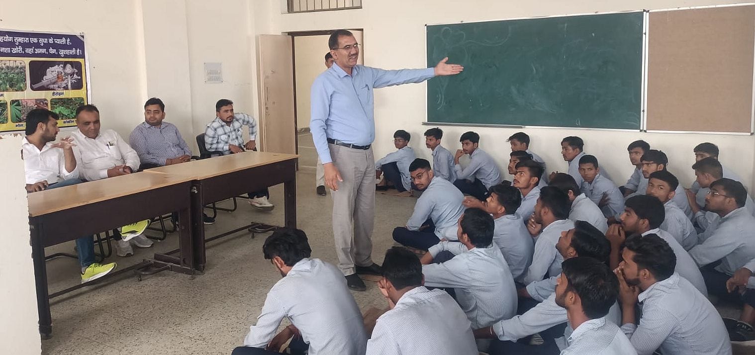 03जेएनडी07: जुलाना की आईटीआई में छात्रों को संबोधित करते हुए प्रवक्ता सज्जन कुमार। संवाद 03जेएनडी07: जुलाना की आईटीआई में छात्रों को संबोधित करते हुए प्रवक्ता सज्जन कुमार। संवाद