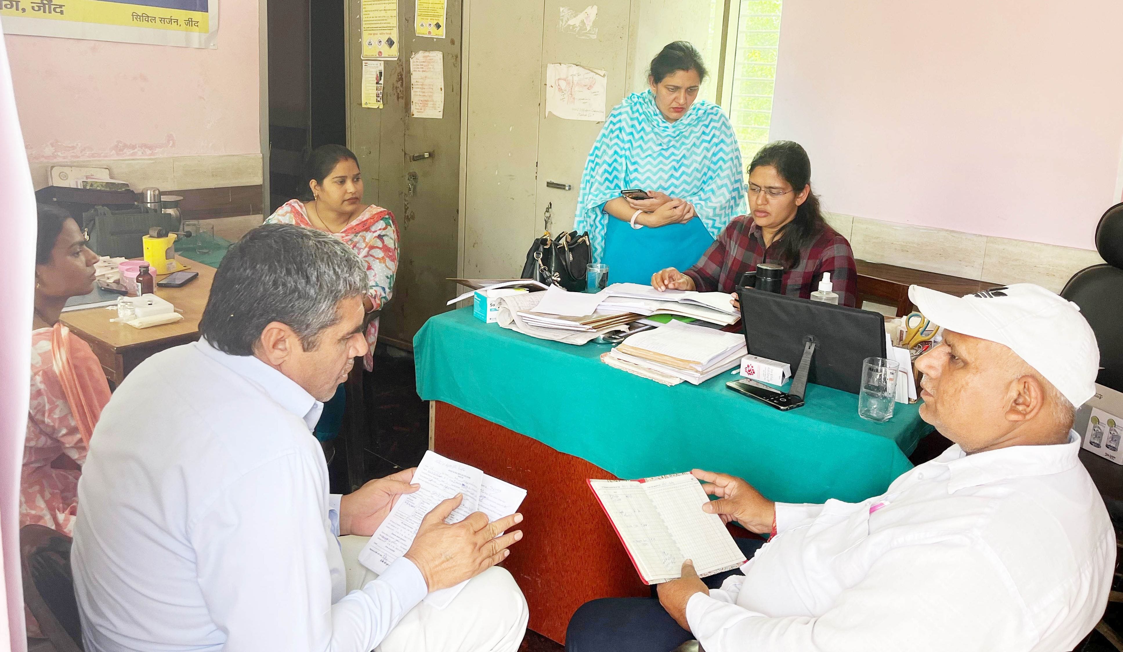 03जेएनडी09: दिल्लूवाला उप स्वास्थ्य केंद्र पर रिकार्ड जांच करती नगूरां चिकित्सा प्रभारी डाॅ. दी 03जेएनडी09: दिल्लूवाला उप स्वास्थ्य केंद्र पर रिकार्ड जांच करती नगूरां चिकित्सा प्रभारी डाॅ. दी