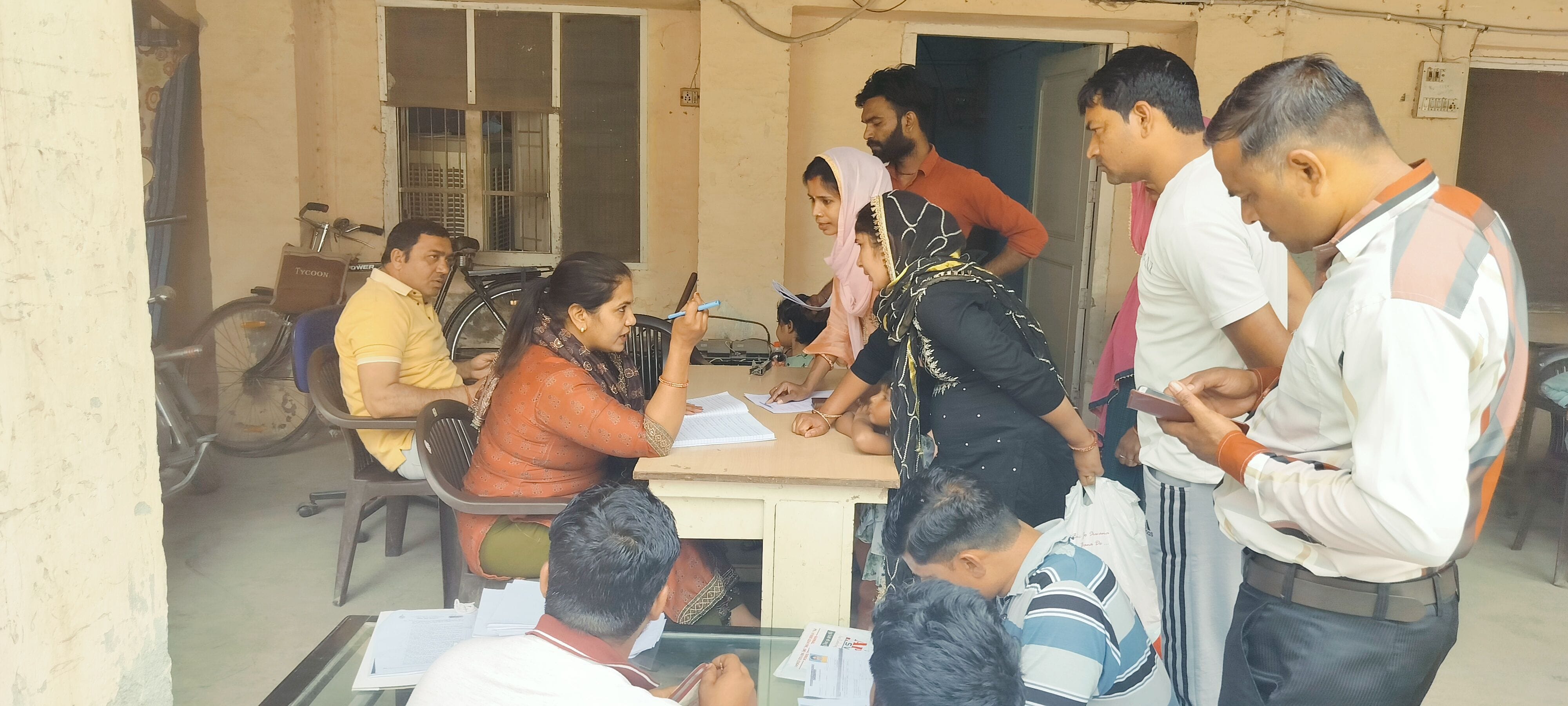 03जेएनडी14: खंड शिक्षा अधिकारी कार्यालय में आवेदन जमा करवाने आए अभिभावक।