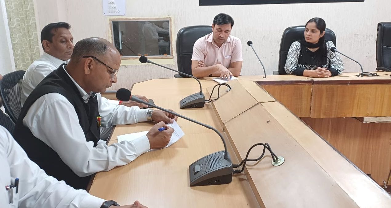 03जेएनडी15-राजनैतिक दलों के प्रतिनिधियों के साथ बैठक करती नगराधीश नमिता कुमारी। स्रोत प्रशासन 03जेएनडी15-राजनैतिक दलों के प्रतिनिधियों के साथ बैठक करती नगराधीश नमिता कुमारी। स्रोत प्रशासन