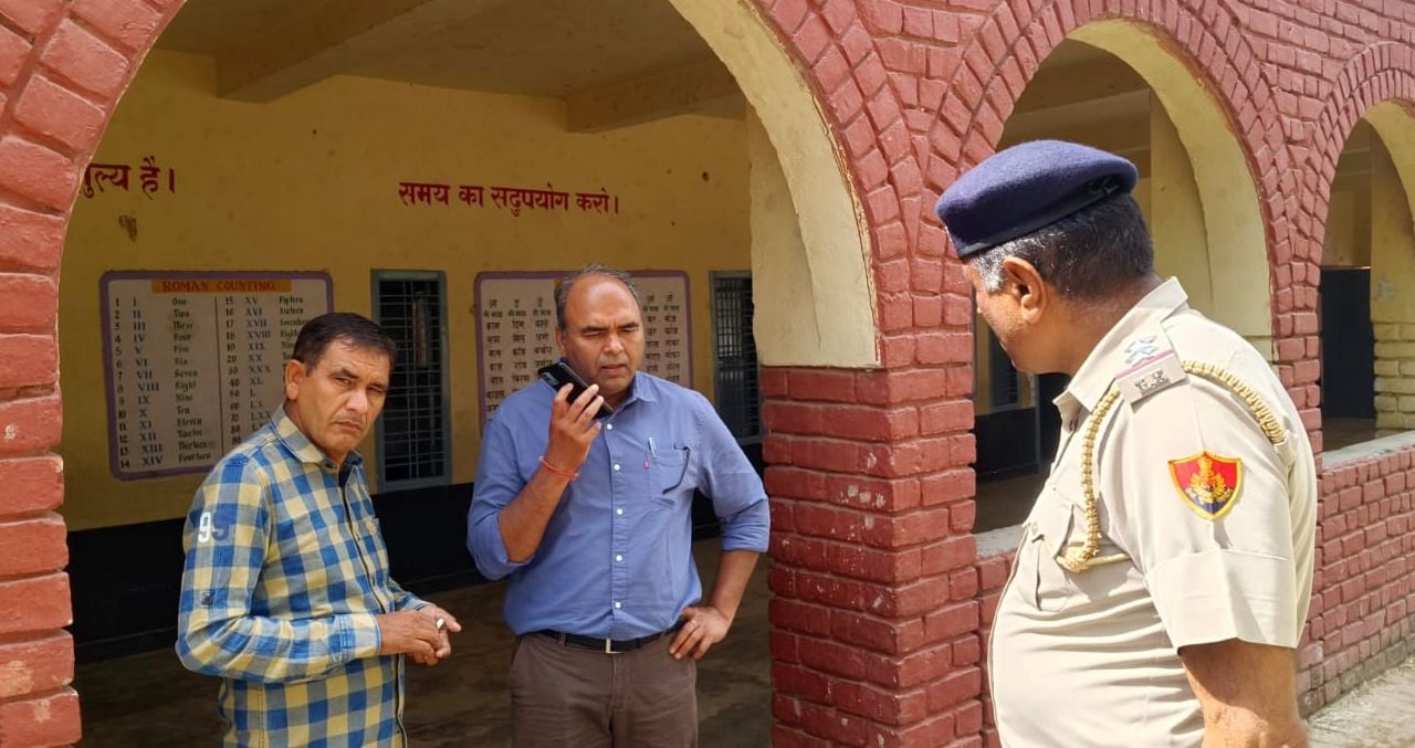 03जेएनडी17-जींद विधानसभा क्षेत्र के मतदान केंद्रों का दौरा करते एसडीएम राजेश सैनी। स्रोत प्रशास 03जेएनडी17-जींद विधानसभा क्षेत्र के मतदान केंद्रों का दौरा करते एसडीएम राजेश सैनी। स्रोत प्रशास