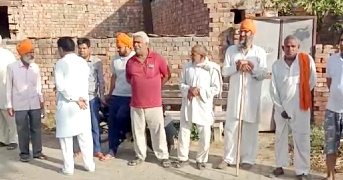 03जेएनडी25: मौके पर एकत्रित हुए ग्रामीण। संवाद