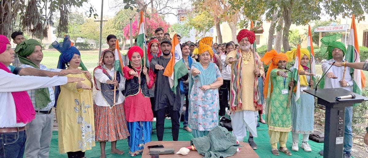 03जेएनडी28: कार्यक्रम में शपथ लेते हुए अतिथिगण व विद्यार्थी। संवाद
