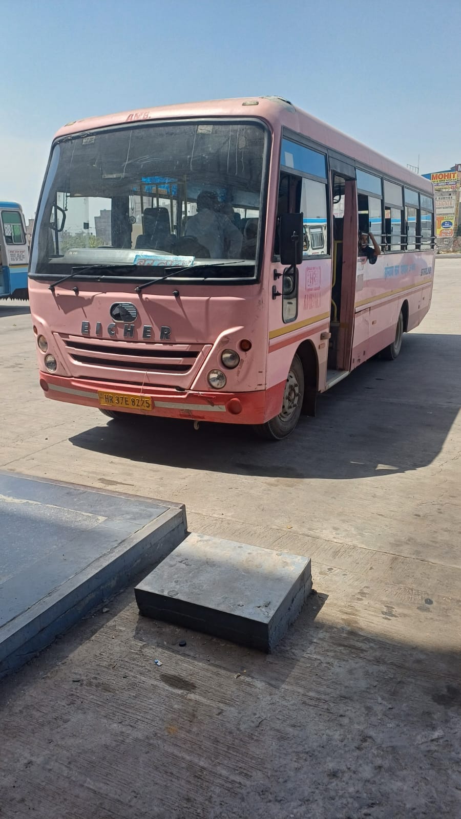 अंबाला शहर बस स्टैंड पर खड़ी पिंक बस में बैठी महिलाएं और पुरुष। संवाद अंबाला शहर बस स्टैंड पर खड़ी पिंक बस में बैठी महिलाएं और पुरुष। संवाद