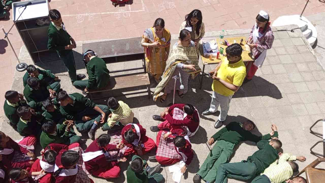 .डगशाई स्कूल में मॉकड्रिल के दौरान घायल बच्चों को स्ट्रेचर पर ले जाते हुए। संवाद .डगशाई स्कूल में मॉकड्रिल के दौरान घायल बच्चों को स्ट्रेचर पर ले जाते हुए। संवाद