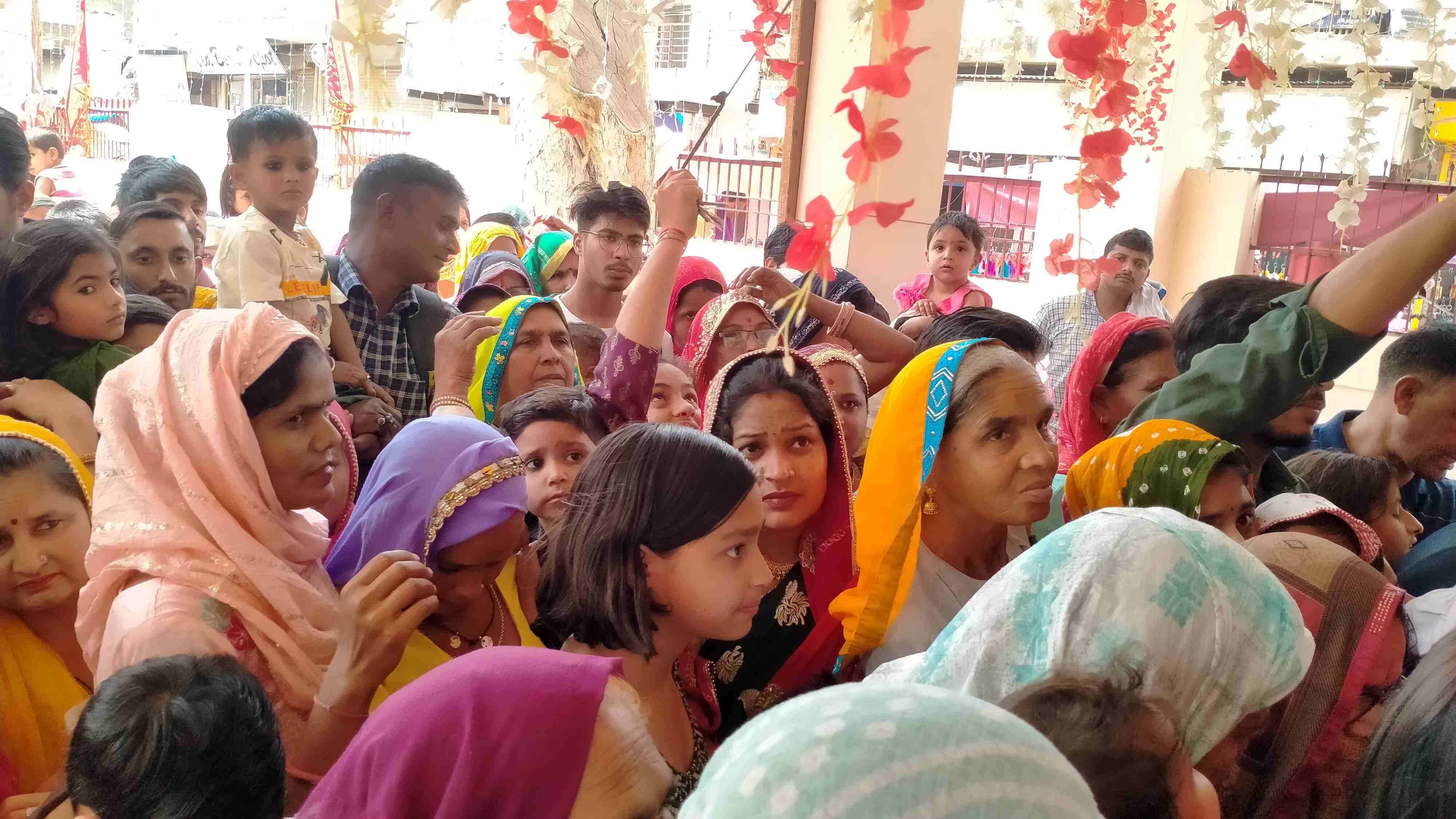 फोटो संख्या:66- मसानी चौक स्थित माता शीतला के मेले में सामान खरीदती महिलाएं --स्रोत--संवाद फोटो संख्या:66- मसानी चौक स्थित माता शीतला के मेले में सामान खरीदती महिलाएं --स्रोत--संवाद