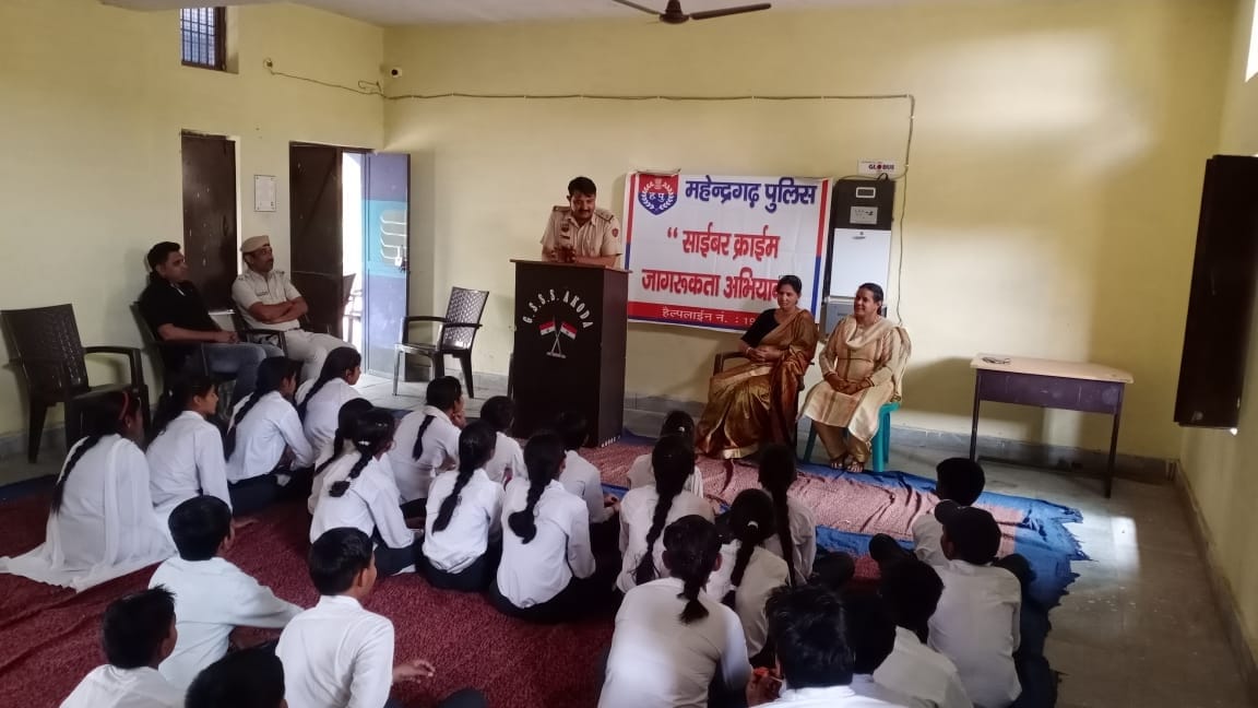 फोटो संख्या:70- राजकीय महिला औद्योगिक प्रशिक्षण संस्थान महेंद्रगढ़ में छात्राओं को साइबर के प् फोटो संख्या:70- राजकीय महिला औद्योगिक प्रशिक्षण संस्थान महेंद्रगढ़ में छात्राओं को साइबर के प्