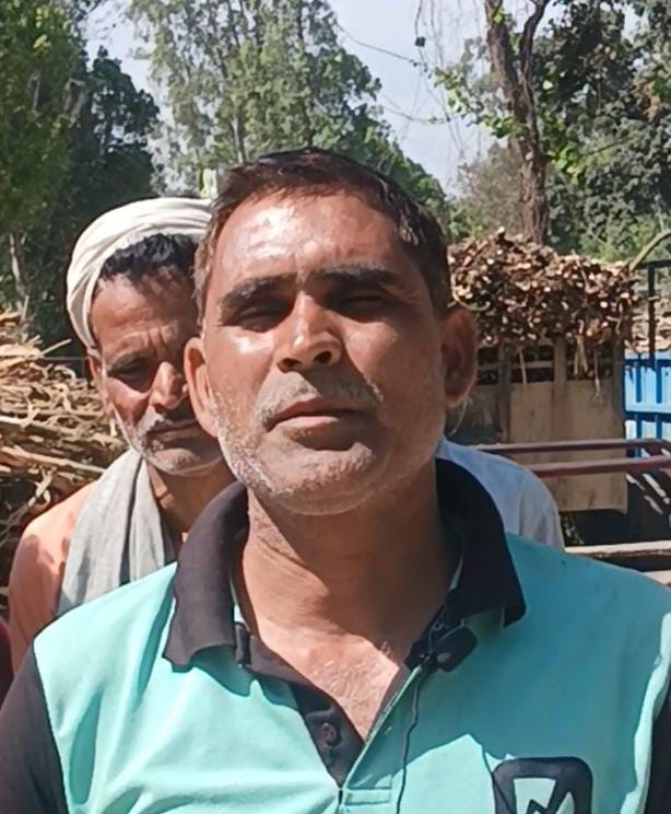 गन्ना सेंटर पर खड़ी ट्रालियां गन्ना सेंटर पर खड़ी ट्रालियां