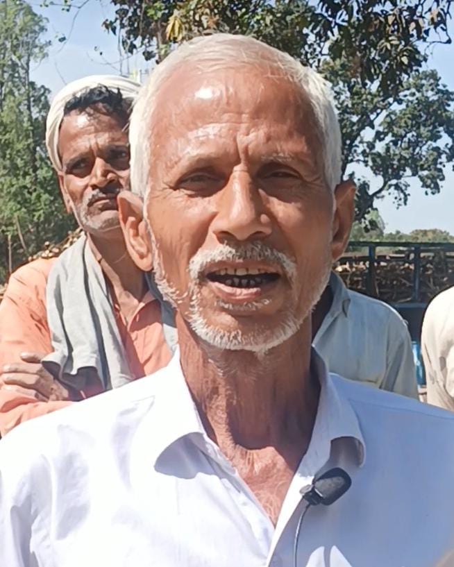 गन्ना सेंटर पर खड़ी ट्रालियां गन्ना सेंटर पर खड़ी ट्रालियां
