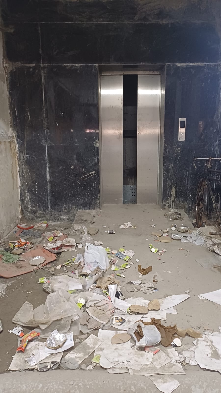 इंगलिश सीट से गायब ढक्कन। संवाद इंगलिश सीट से गायब ढक्कन। संवाद