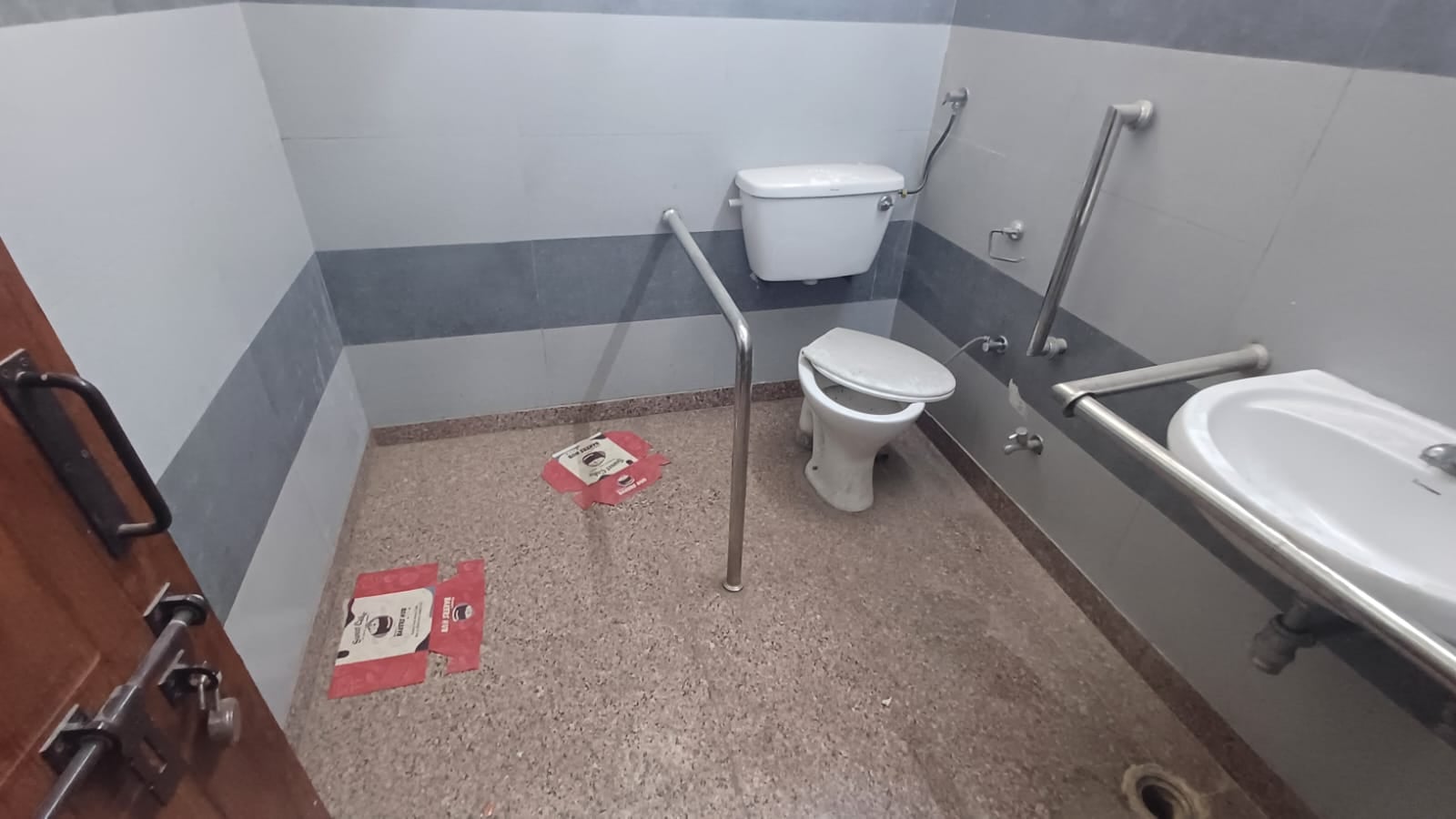 इंगलिश सीट से गायब ढक्कन। संवाद इंगलिश सीट से गायब ढक्कन। संवाद