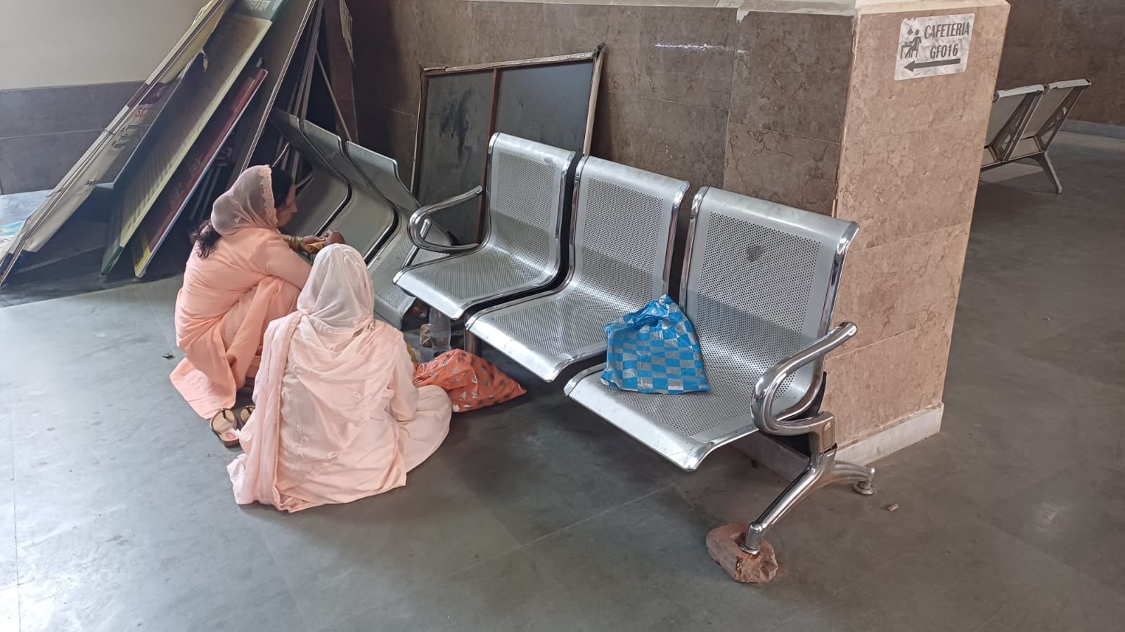 इंगलिश सीट से गायब ढक्कन। संवाद इंगलिश सीट से गायब ढक्कन। संवाद